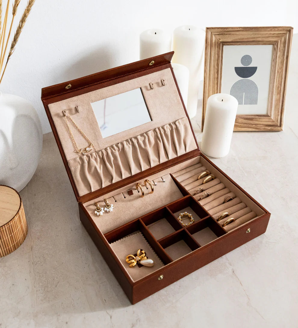 Schmuckdose 29,5 x 20,5m in Cognac mit Deckel und Druckknöpfen - leder-accessoires.com