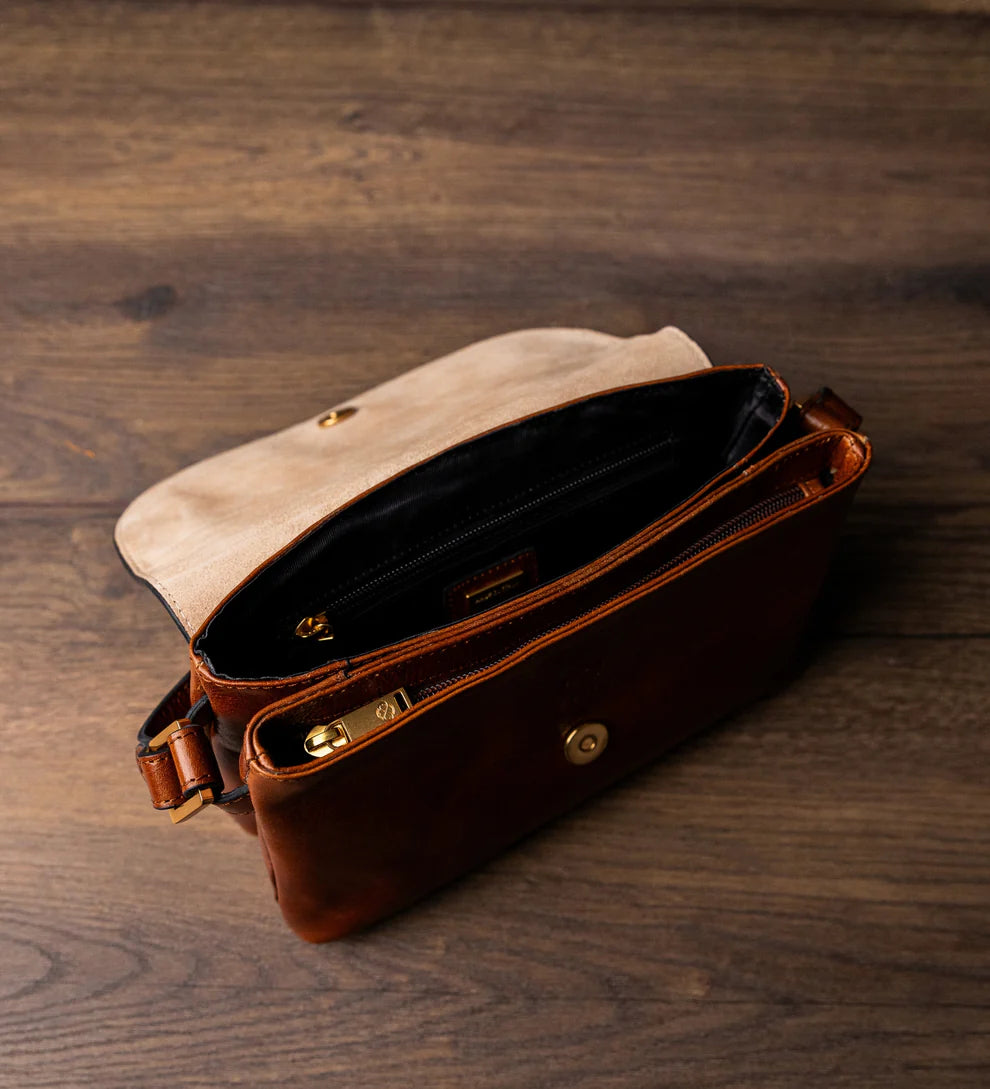Umhängetasche|Crossover 24 x 17cm in Cognac aus Leder mit Überschlag - leder-accessoires.com