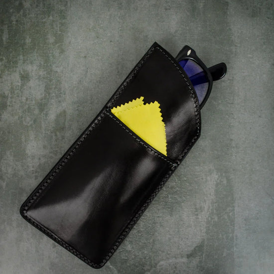 Brillenetui 8,5 x 18cm in Schwarz mit Steckfach - leder-accessoires.com