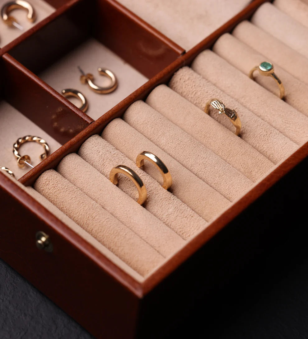 Schmuckdose 29,5 x 20,5m in Cognac mit Deckel und Druckknöpfen - leder-accessoires.com
