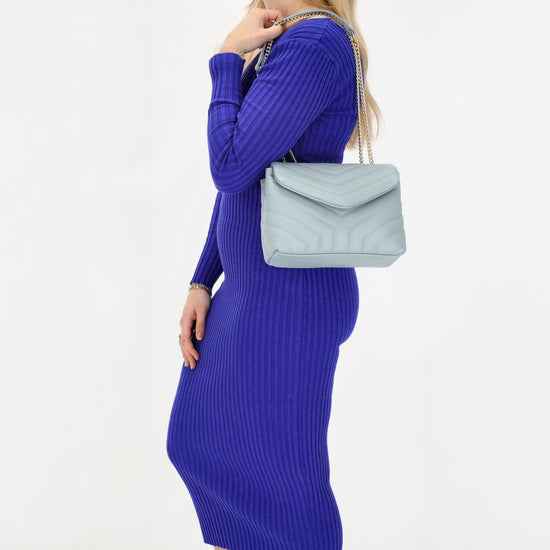Schultertasche 25x15cm in Hellblau mit gestepptem Leder und Kettenriemen Gold - leder-accessoires.com