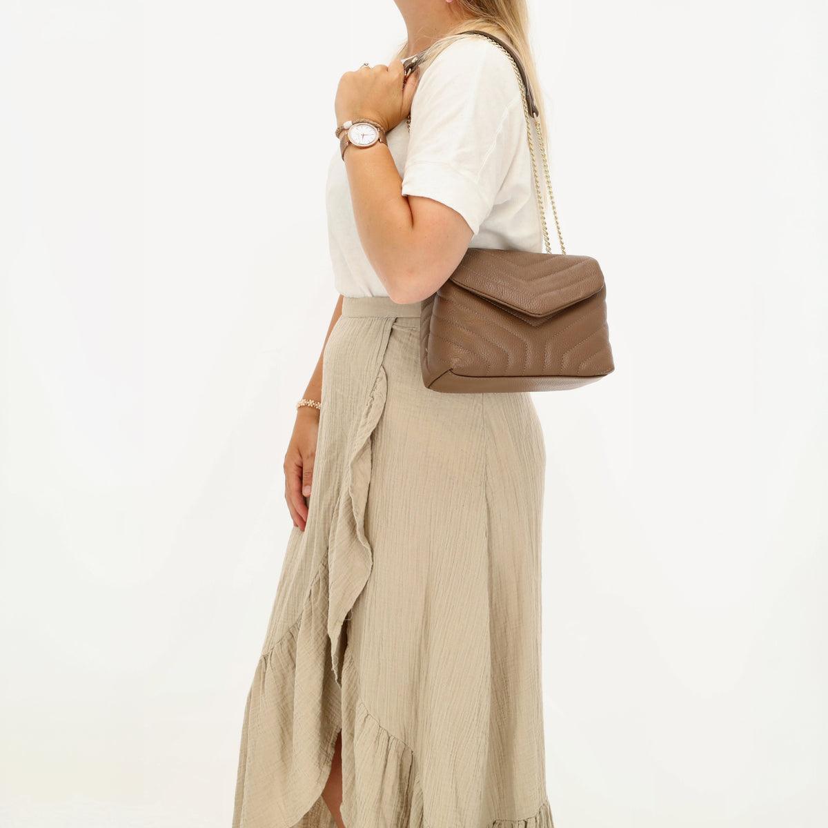 Schultertasche 25x15cm in Taupe mit gestepptem Leder und Kettenriemen Gold - leder-accessoires.com