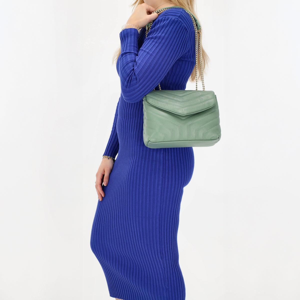 Schultertasche 25x15cm in Mint mit gestepptem Leder und Kettenriemen Gold - leder-accessoires.com