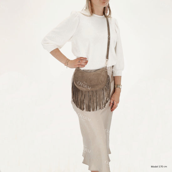 Crossbody-Tasche 22,5x12cm in Taupe mit Franzen - leder-accessoires.com