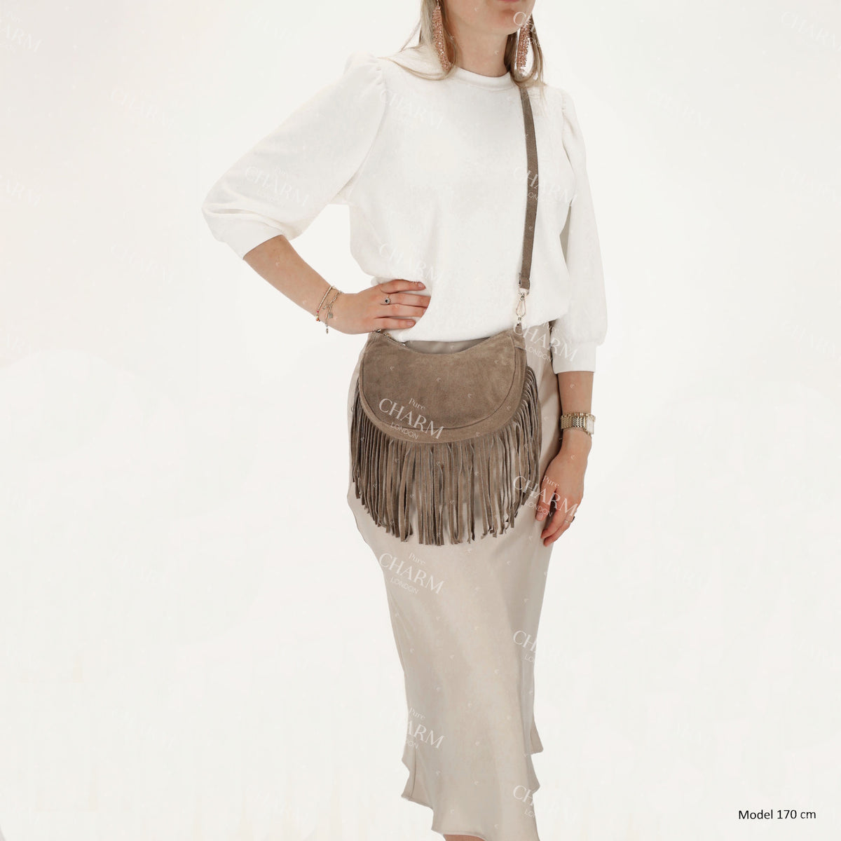 Crossbody-Tasche 22,5x12cm in Taupe mit Franzen - leder-accessoires.com