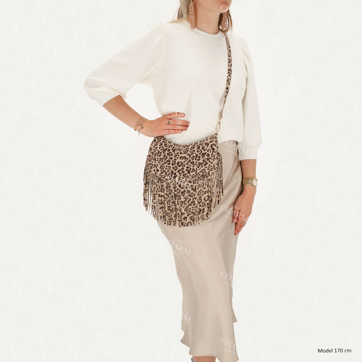 Crossbody-Tasche 22,5x12cm in Leo-Optik mit Franzen - leder-accessoires.com