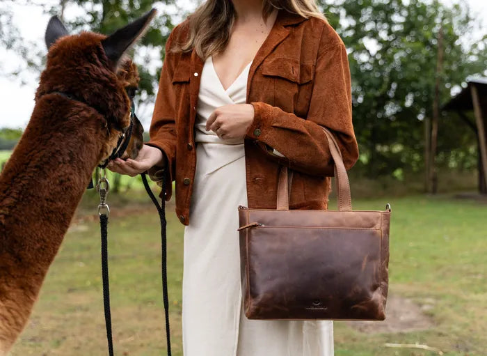 Shopper 34x34cm in Braun aus Leder mit Reißverschluss und Tauschriemen - leder-accessoires.com