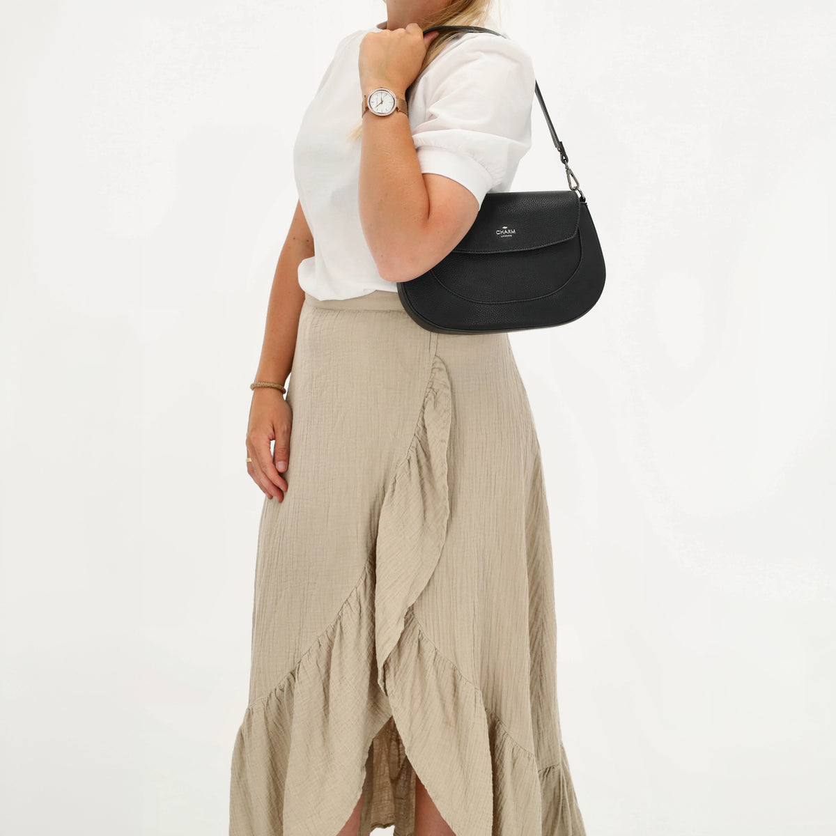 Schultertasche 28x17cm in Schwarz mit Reißverschluss und Überschlag - leder-accessoires.com
