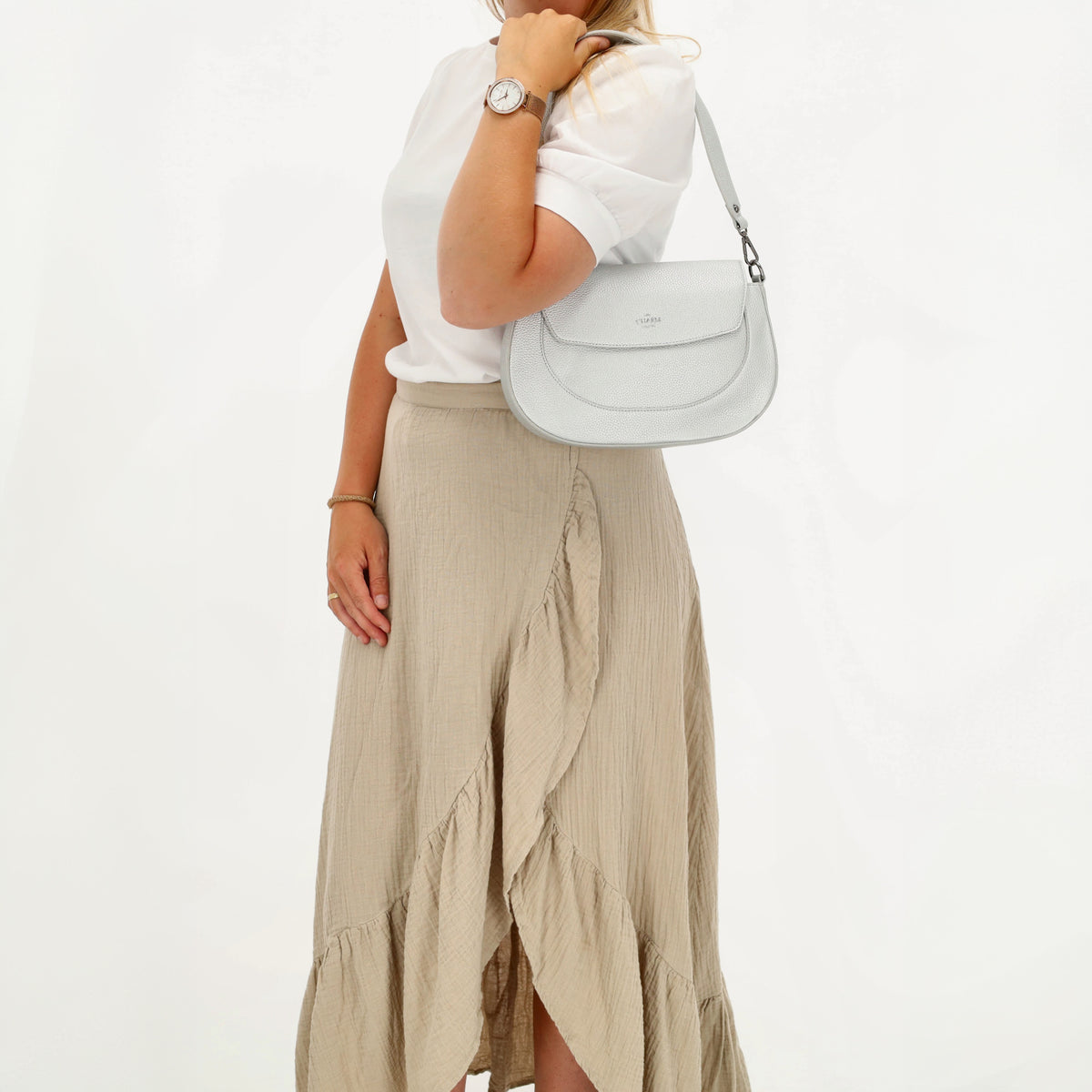 Schultertasche 28x17cm in Silber mit Reißverschluss und Überschlag - leder-accessoires.com