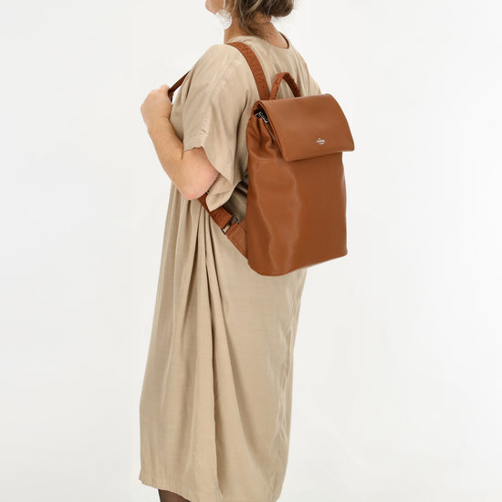 Rucksack 35 x 30cm in Cognac mit Überschlag in Leder-Optik - leder-accessoires.com