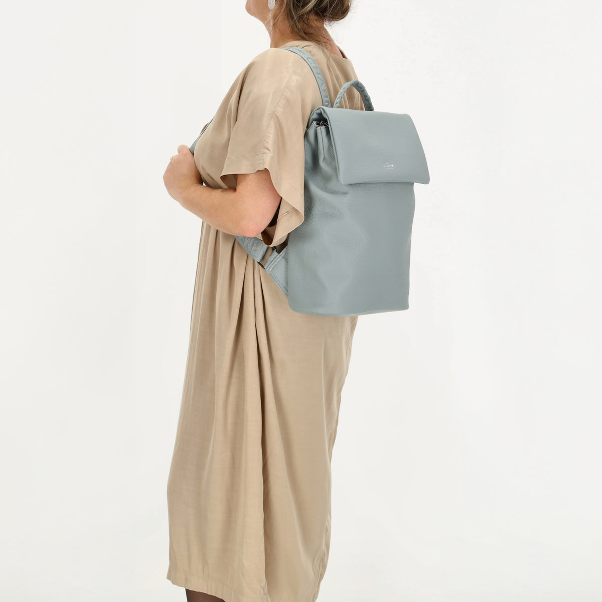 Rucksack 35 x 30cm in Hellblau mit Überschlag in Leder-Optik - leder-accessoires.com