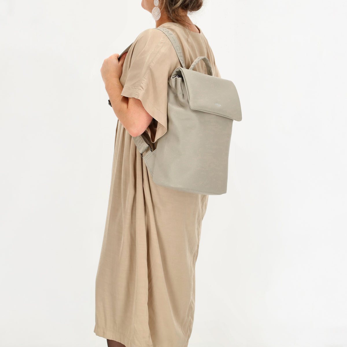 Rucksack 35 x 30cm in Hellgrau mit Überschlag in Leder-Optik - leder-accessoires.com