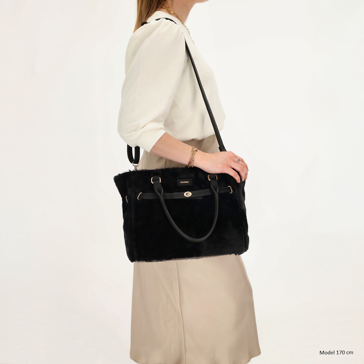 Shopper 30x40cm aus Kunstfell in Schwarz - leder-accessoires.com