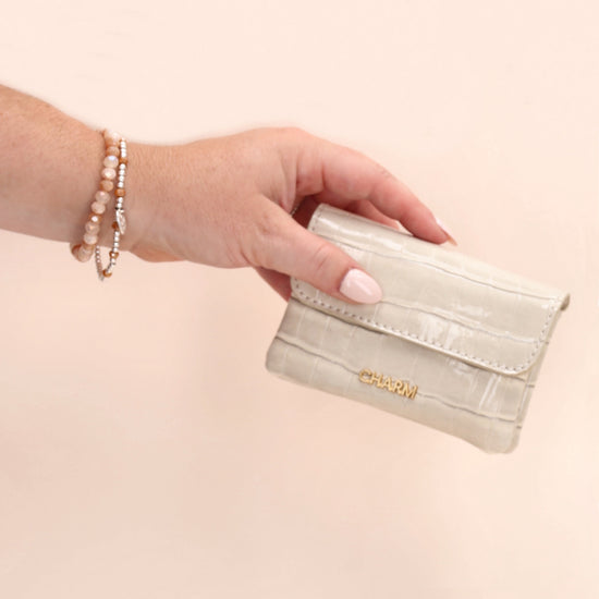 Beige Lackleder Geldbörse 11x8cm mit Krokoprägung – stilvoll & kompakt - leder-accessoires.com
