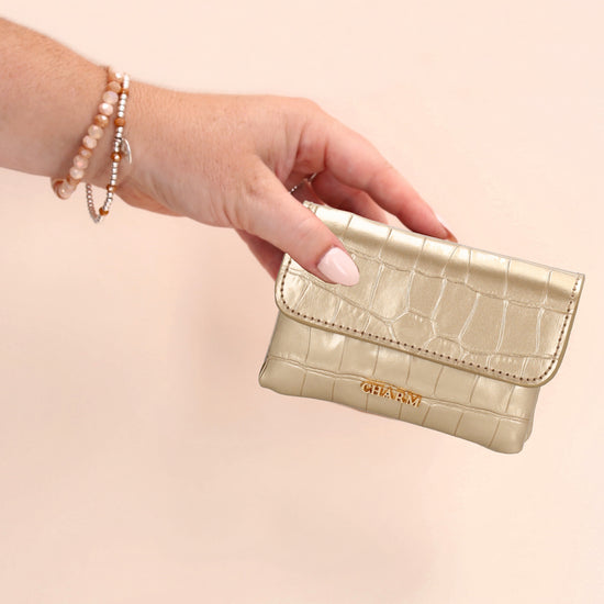 Gold Lackleder Geldbörse 11x8cm mit Krokoprägung – stilvoll & kompakt - leder-accessoires.com