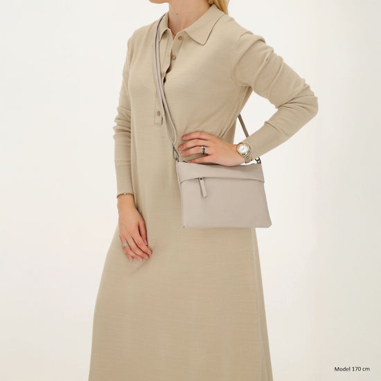 Clutch|Umhängetasche 25x17cm in Helltaupe aus Kunstleder - leder-accessoires.com