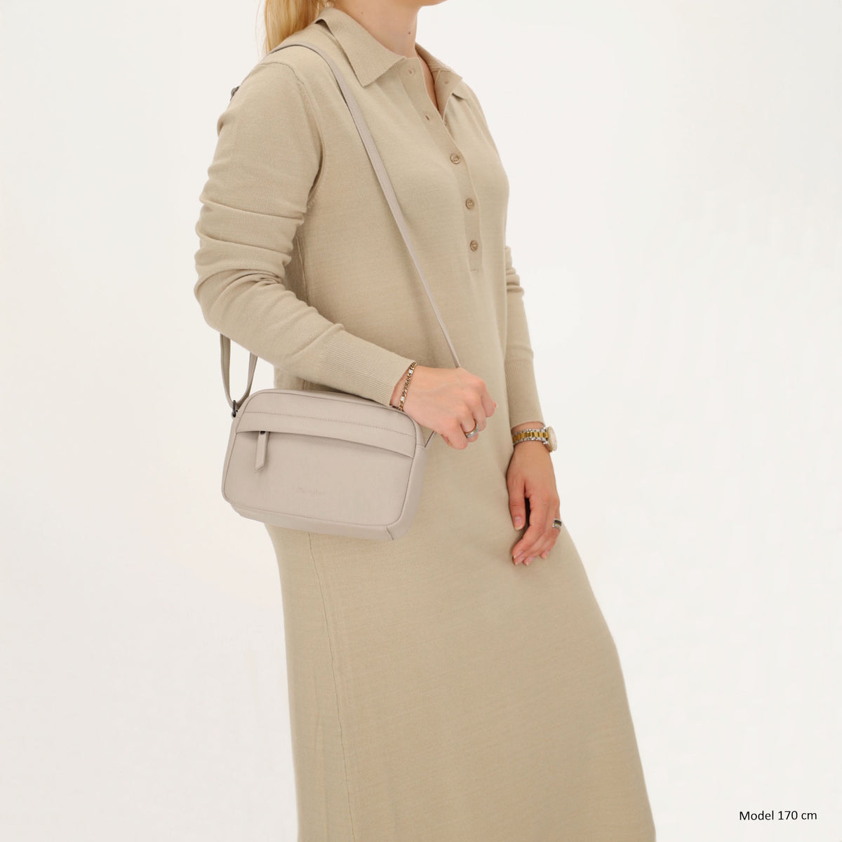 Taupe Umhängetasche 21x13,5cm im minimalistischen Design - leder-accessoires.com