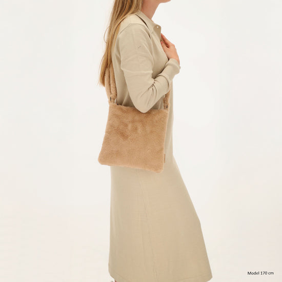 Umhängetasche 24x25cm Beige aus Kunstfell mit Reißveschluss - leder-accessoires.com