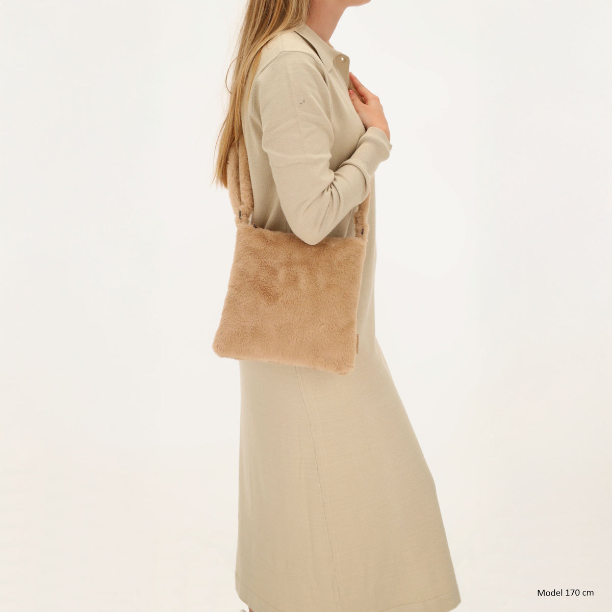 Umhängetasche 24x25cm Beige aus Kunstfell mit Reißveschluss - leder-accessoires.com