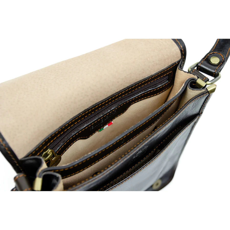 Umhängetasche|Messenger Bag 22 x 26cm in Dunkelbraun aus Leder - leder-accessoires.com