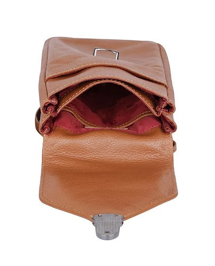 Handytasche aus Leder in Cognac mit Überschlag und Steckschloss - leder-accessoires.com