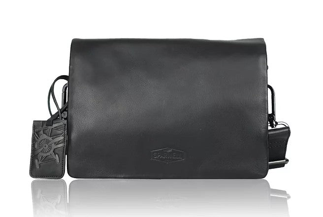 Umhängetasche aus Leder in Schwarz mit Überschlag - leder-accessoires.com