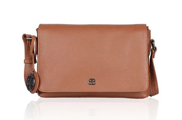 Umhängetasche Querformat aus Leder in Cognac mit Überschlag - leder-accessoires.com