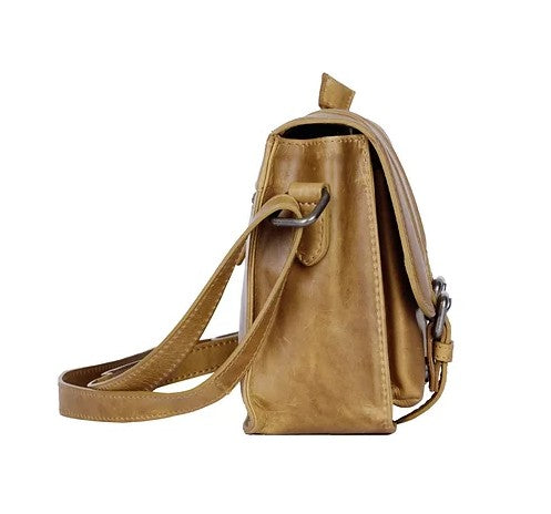Umhängetasche aus Leder in Cognac mit Überschlag und Magnetverschluss - leder-accessoires.com