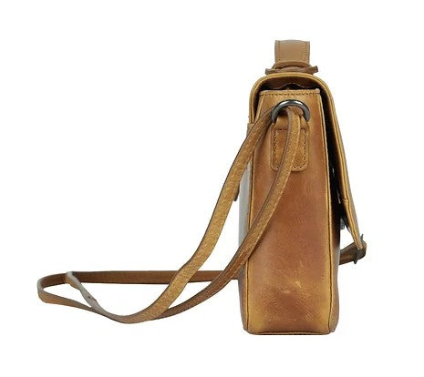 Umhängetasche aus Leder in Cognac mit Überschlag und Kurzgriff - leder-accessoires.com