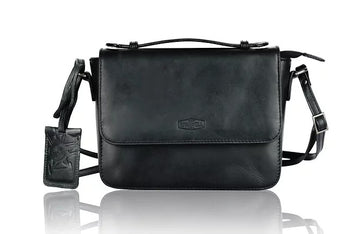 Umhängetasche aus Leder in Schwarz mit Überschlag und Kurzgriff - leder-accessoires.com