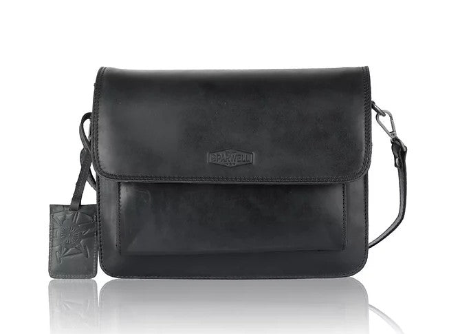 Umhängetasche aus Leder in Schwarz mit Überschlag - leder-accessoires.com