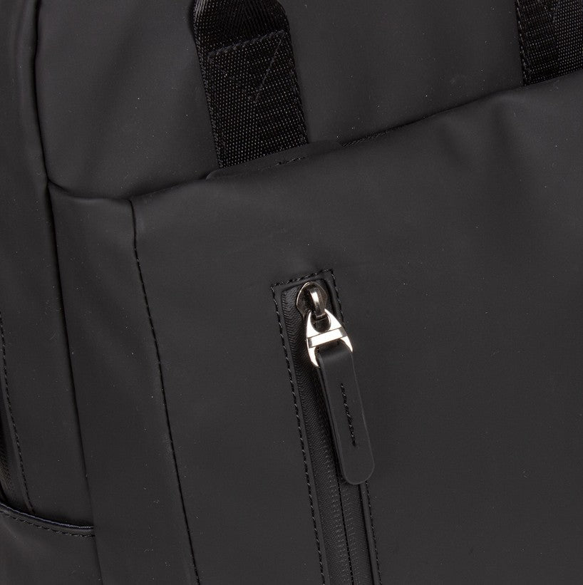 Laptoprucksack 9L in Schwarz mit verschweißten Reißverschlüssen - leder-accessoires.com
