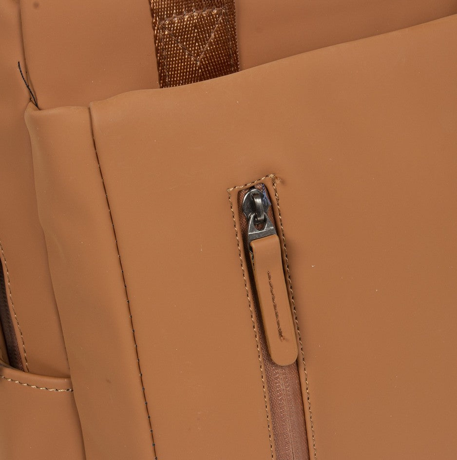 Laptoprucksack 9L in Cognac mit verschweißten Reißverschlüssen - leder-accessoires.com