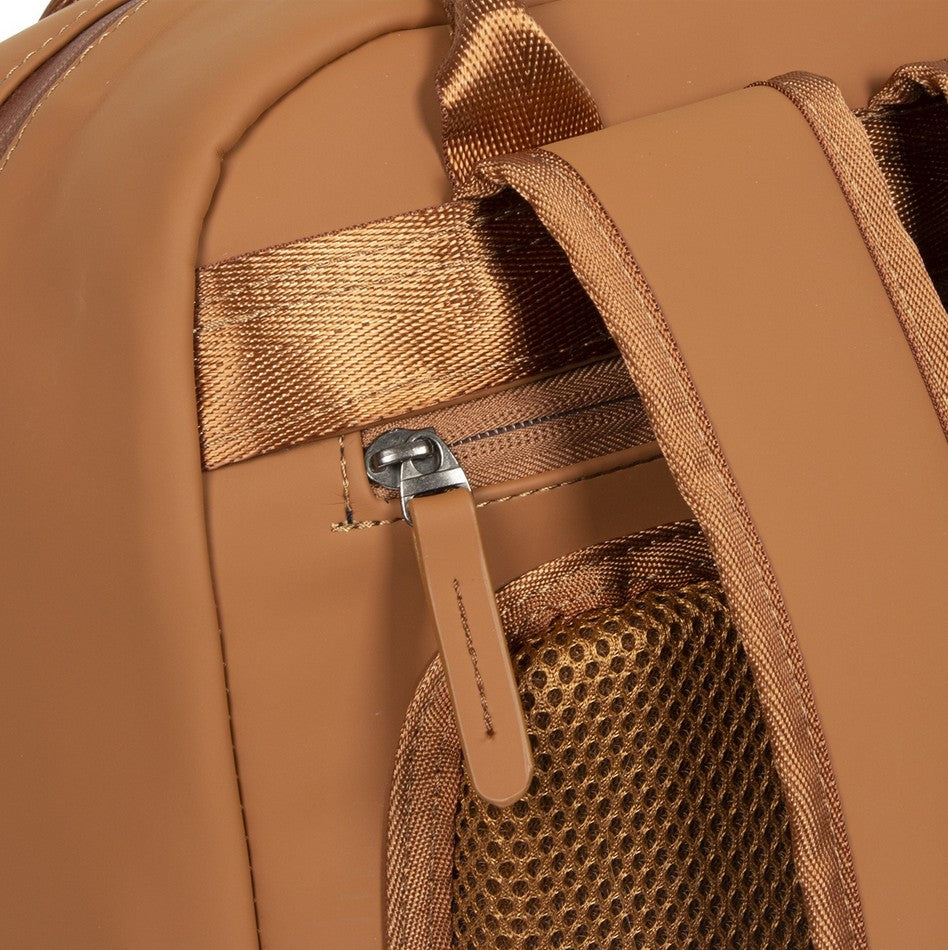 Laptoprucksack 9L in Cognac mit verschweißten Reißverschlüssen - leder-accessoires.com