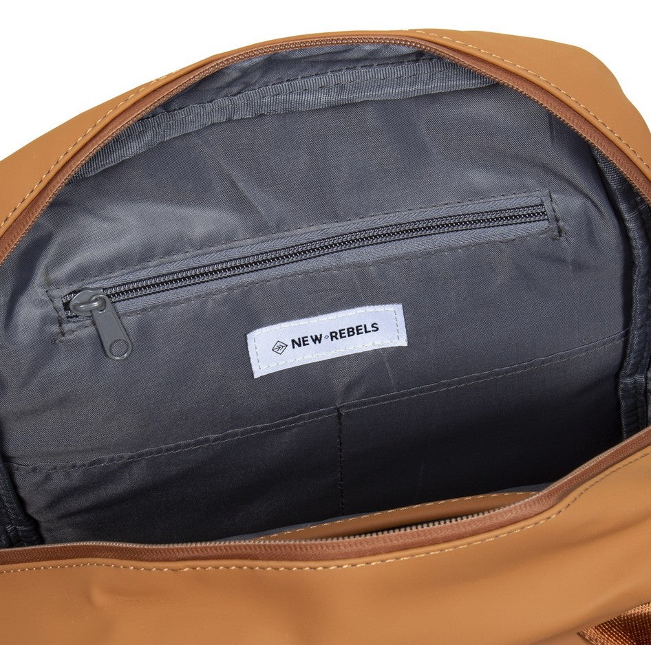 Laptoprucksack 9L in Cognac mit verschweißten Reißverschlüssen - leder-accessoires.com