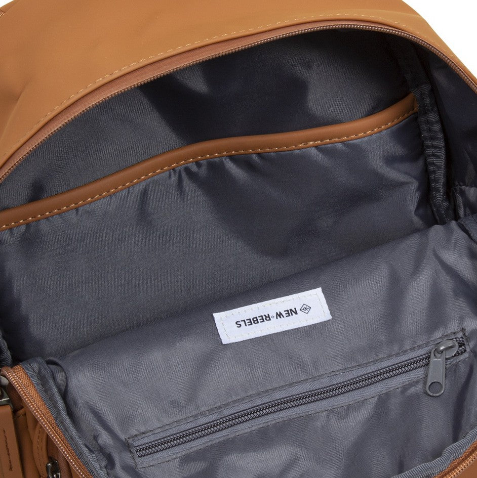 Rucksack 11L in Cognac mit Vortasche - leder-accessoires.com