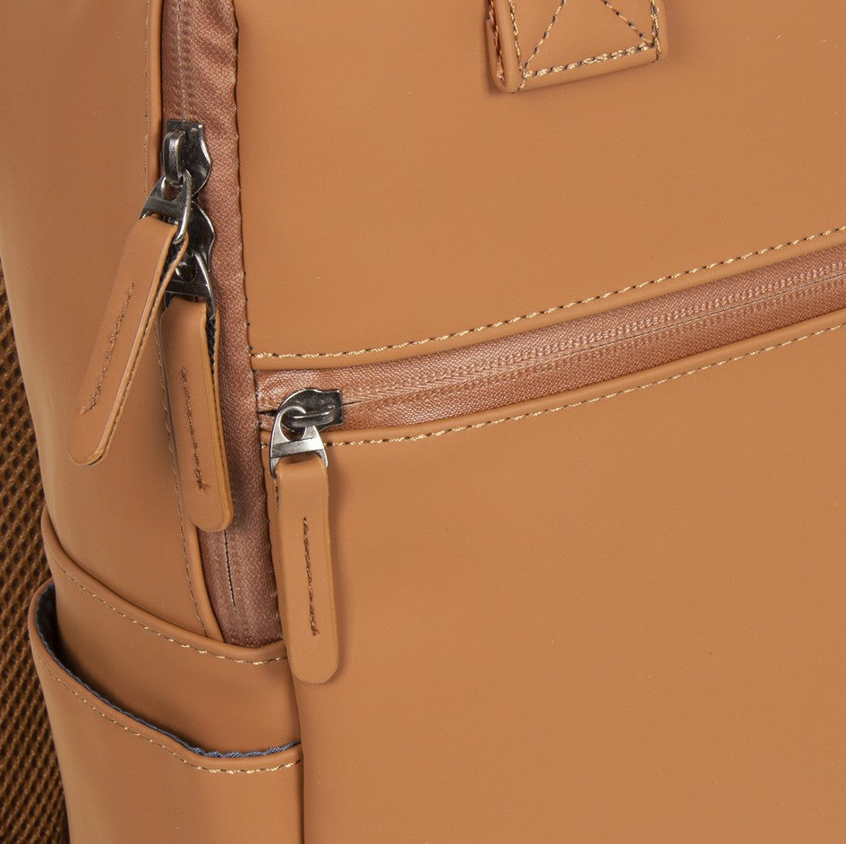 Laptoprucksack 12L in Cognac mit Kurzgriff als Tasche - leder-accessoires.com
