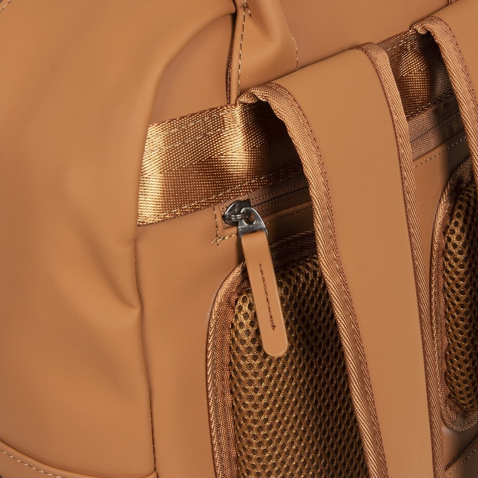Laptoprucksack 12L in Cognac mit Kurzgriff als Tasche - leder-accessoires.com
