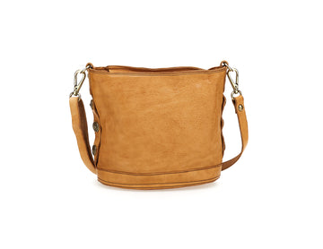 Schultertasche in Cognac mit seitlichen Nieten aus Leder - leder-accessoires.com