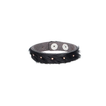 Armband mit Fell und Sternnieten in Schwarz aus Leder - leder-accessoires.com