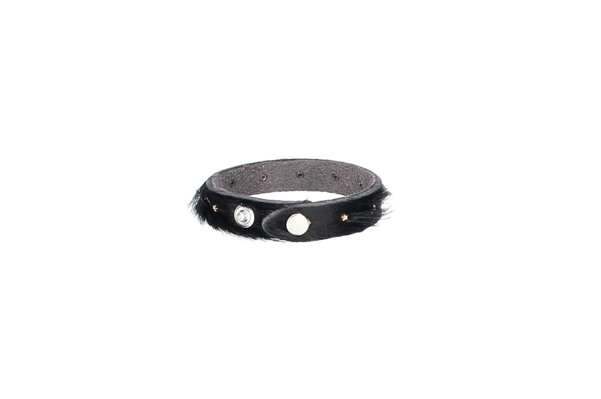 Armband mit Fell und Sternnieten in Schwarz aus Leder - leder-accessoires.com