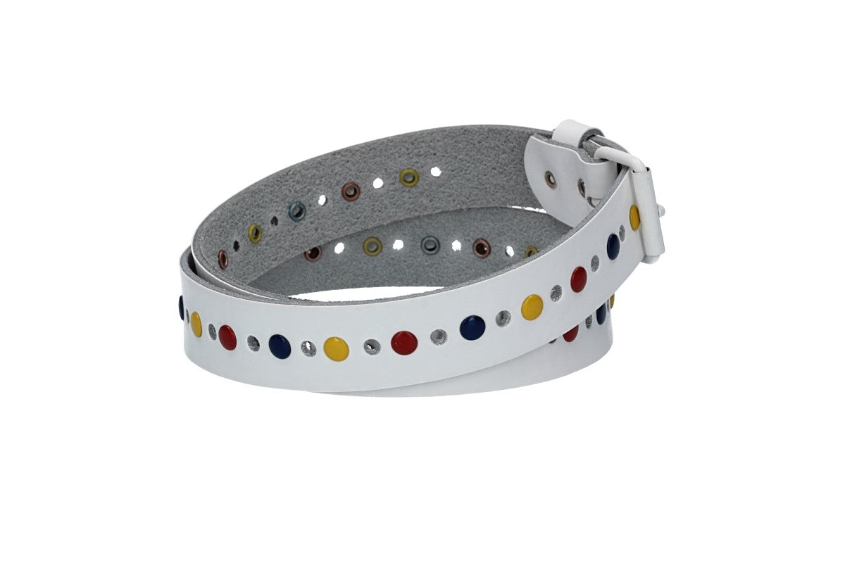 Ledergürtel Kids 25mm in Weiß mit durchgehender Lochung, bunten Nieten und weißer Rollschließe - leder-accessoires.com